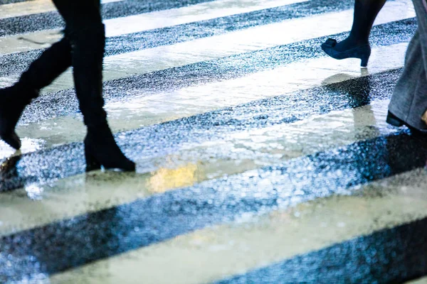 雨の日に通りを歩いている人々 — ストック写真