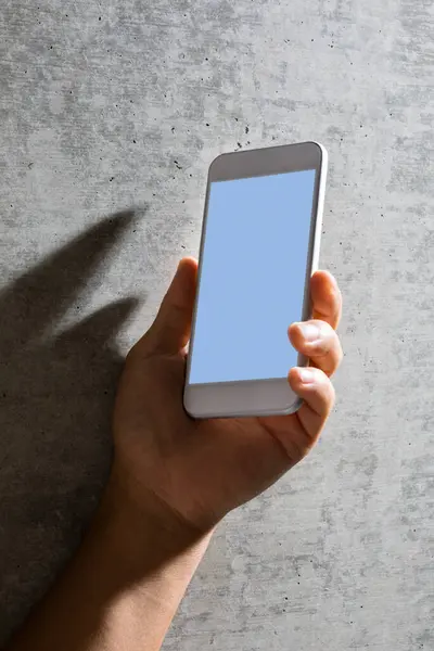 Smartphone Mano Maschile Con Schermo Bianco Progettazione Pubblicitaria Promozionale — Foto Stock