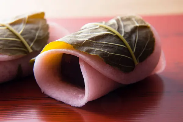 Sakuramochi Een Japanse Suikerspin Wagashi Bestaande Uit Zoete Roze Gekleurde — Stockfoto