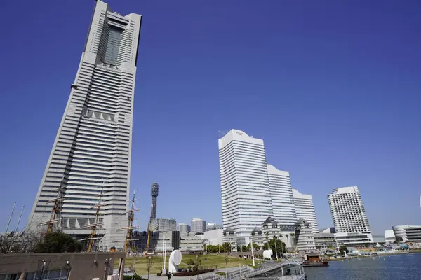Modern Stadsarkitektur Tokyo Japan Skyskrapor Mot Blå Himmel Solig Dag — Stockfoto