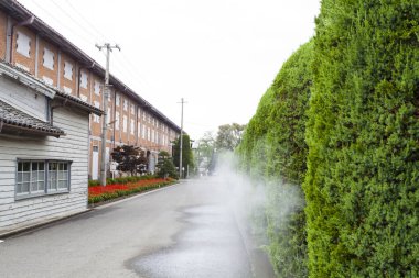 Gunma, Japonya 'daki eski Tomioka İpek Değirmeni' nin pencereleri kapalıydı. UNESCO Dünya Mirası