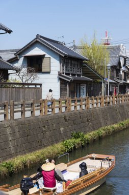 Japon kasabasındaki eski sokak kanalı. 