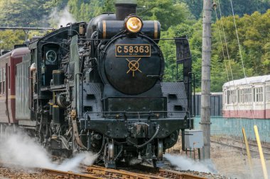 dağlarda buhar treni, seyahat konsepti