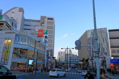 Tokyo caddesinde yürüyen insanlar