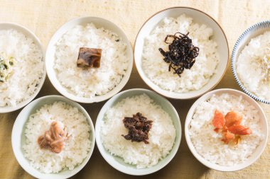 Tabaklardaki pirinçler yakın planda.