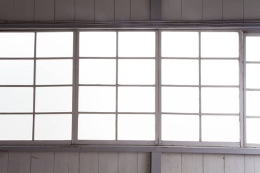 Gunma, Japonya 'daki eski Tomioka İpek Değirmeni Erkek Yatakhanesi. UNESCO Dünya Mirası sitesi. İçi büyük pencerelerle dolu