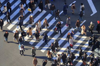 Karşıdan karşıya geçen bir sürü insan var.