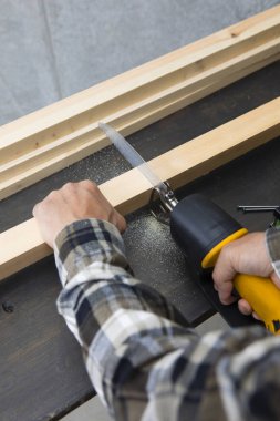 Endüstriyel atölyede çalışan erkek marangozun yakın çekim görüntüsü