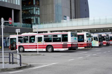 Odakyu otobüsleri Japonya 'daki otobüs terminalinde.