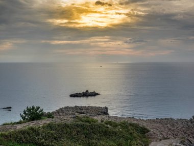 Gün batımında kayalık sahil ve deniz manzaralı güzel deniz manzarası 