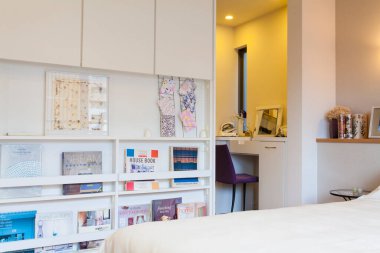 Beyaz mobilyalı bir yatak odasının içinde.