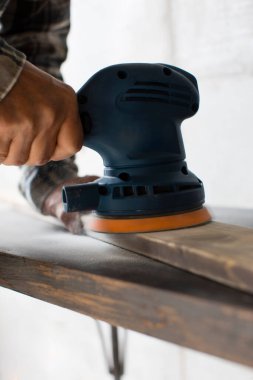 yakın plan - elektrikli öğütücü kullanan erkek işçi 