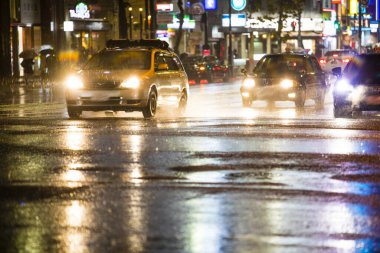 arabalar ve gece şehir ışıkları ıslak yolda