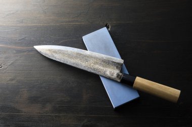 Mutfak bıçağı ve bileyicinin yakın görüntüsü