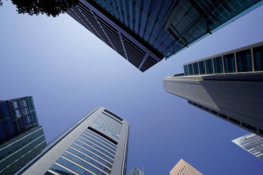 Modern şehir mimarisi, Tokyo, Japonya. Gökdelenler mavi gökyüzüne karşı güneşli bir günde 