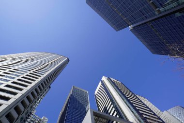 Ginza, Chuo bölgesi, Tokyo. modern binalar ve ev ön cephelerinde reklamlar