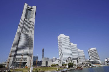 Modern şehir mimarisi, Tokyo, Japonya. Gökdelenler mavi gökyüzüne karşı güneşli bir günde 