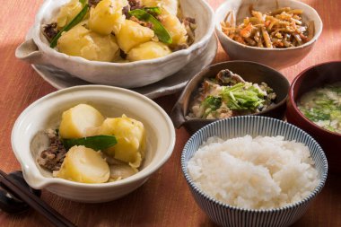 Lezzetli Asya ziyafeti ahşap masada servis edilir