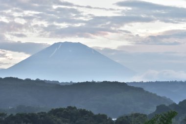 Fuji dağı ve Japonya 'da gökyüzünde bulutlarla gün doğumu