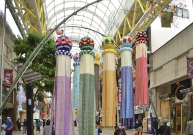 Sendai Şehri, Miyagi Bölgesi, Japonya 'da Sendai Sendai Tanabata Festivali' nde renkli madalyalar