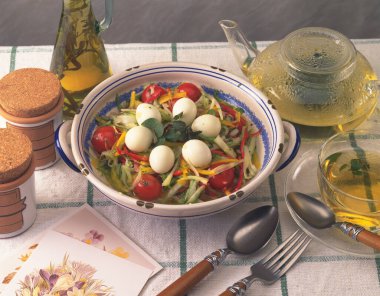 Masaya yakından bakan leziz bir aşçı.