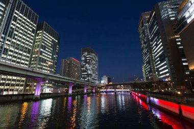 Kentsel altyapı, gece modern şehir binaları