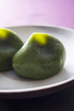 Matcha Mochi Japon tatlısı. Tatlı Yeşil Pirinç Topları