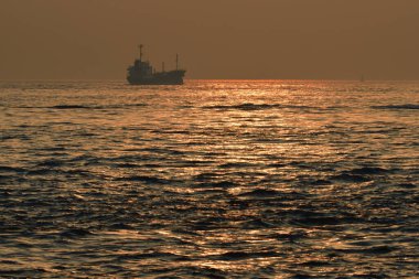 Deniz manzarası üzerinde güzel bir gün batımı 