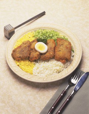 Tavuklu pilav ve sebze tabağı.