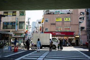 Japon caddesinin dışı. Dükkanları var. Modern şehir Japonya 'da kalabalık bir sokak pazarı. 
