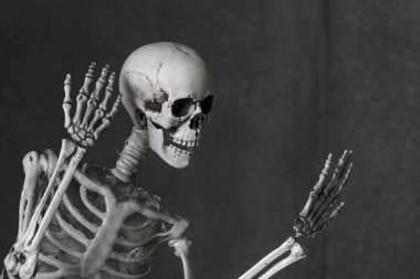 Yerde komik bir iskelet 