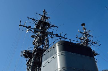 Limanda askeri gemi ve mavi gökyüzü 