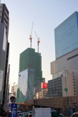 Gündüz Japon şehrindeki inşaat alanının gündüz görüntüsü  