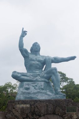 Japon parkında gündüz vakti eski bir anıt.