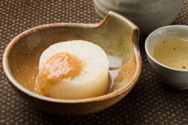 Japon geleneksel yemekleri, Furofuki daikon ve sake.