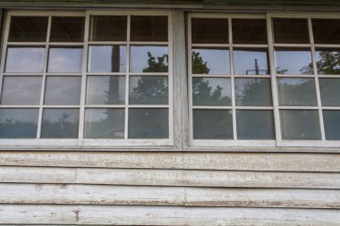 Gunma, Japonya 'daki eski Tomioka İpek Değirmeni Erkek Yatakhanesi' nin büyük pencereleri. UNESCO Dünya Mirası