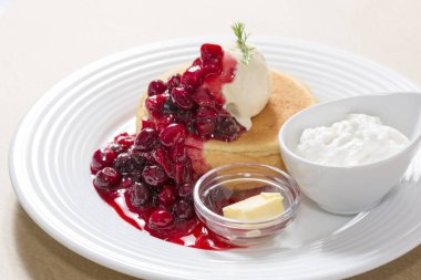 Dondurmalı kek ve taze böğürtlen.