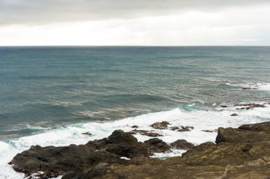 bulutlu gökyüzü ile deniz manzara 