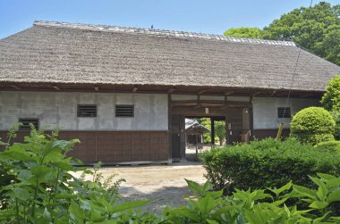 Bahçeli eski bir Japon evi.  