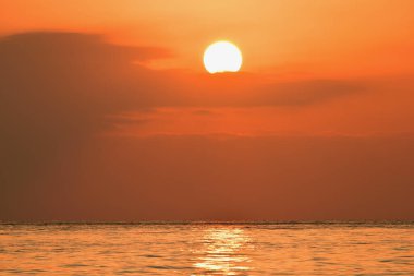Deniz manzarası üzerinde güzel bir gün batımı 