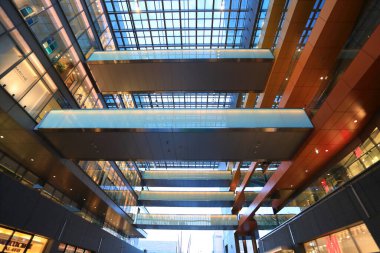 Modern alışveriş merkezinin içi. 