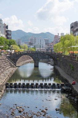 Japonya 'nın Nagasaki kentindeki Megane Köprüsü (Spectacles Bridge) Nakashima Nehri üzerindedir. 