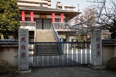 Taş sütunlu geleneksel Japon tapınağı girişi