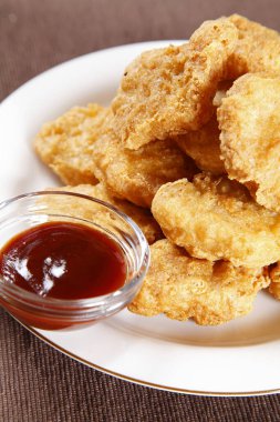 Lezzetli kızarmış tavuk nugget ketçaplı, yakın görüş.