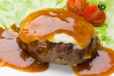 Sos ve peynirli biftek pirzolası.