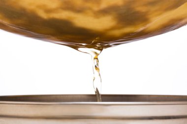 İzole edilmiş beyaz bir zemine düşen su damlası