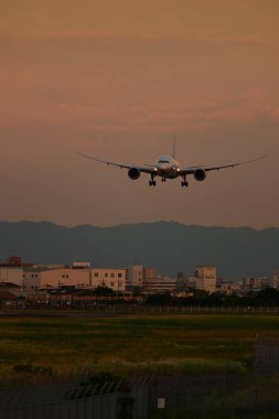 Yolcu uçağı gün batımı gökyüzünde