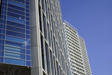 Modern şehir mimarisi, Tokyo, Japonya. Gökdelenler mavi gökyüzüne karşı güneşli bir günde 