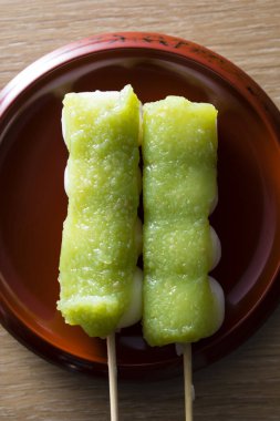 Dango, uruchi pirinç unu ve glutinous pirinç unuyla karıştırılmış pirinç unundan yapılan Japon tatlısı. Buharda pilavı pişirdikten sonra yapılan mochi yapma yönteminden farklıdır..