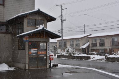 Kar yağdığında Japon kasabasındaki eski evler